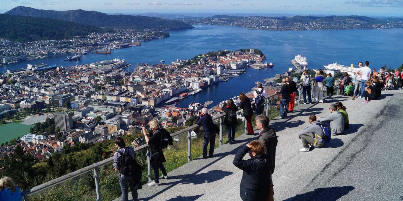 Turister på toppen av Fløyen i Bergen.