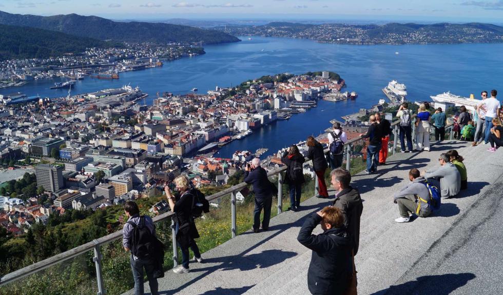 Turister på toppen av Fløyen i Bergen.